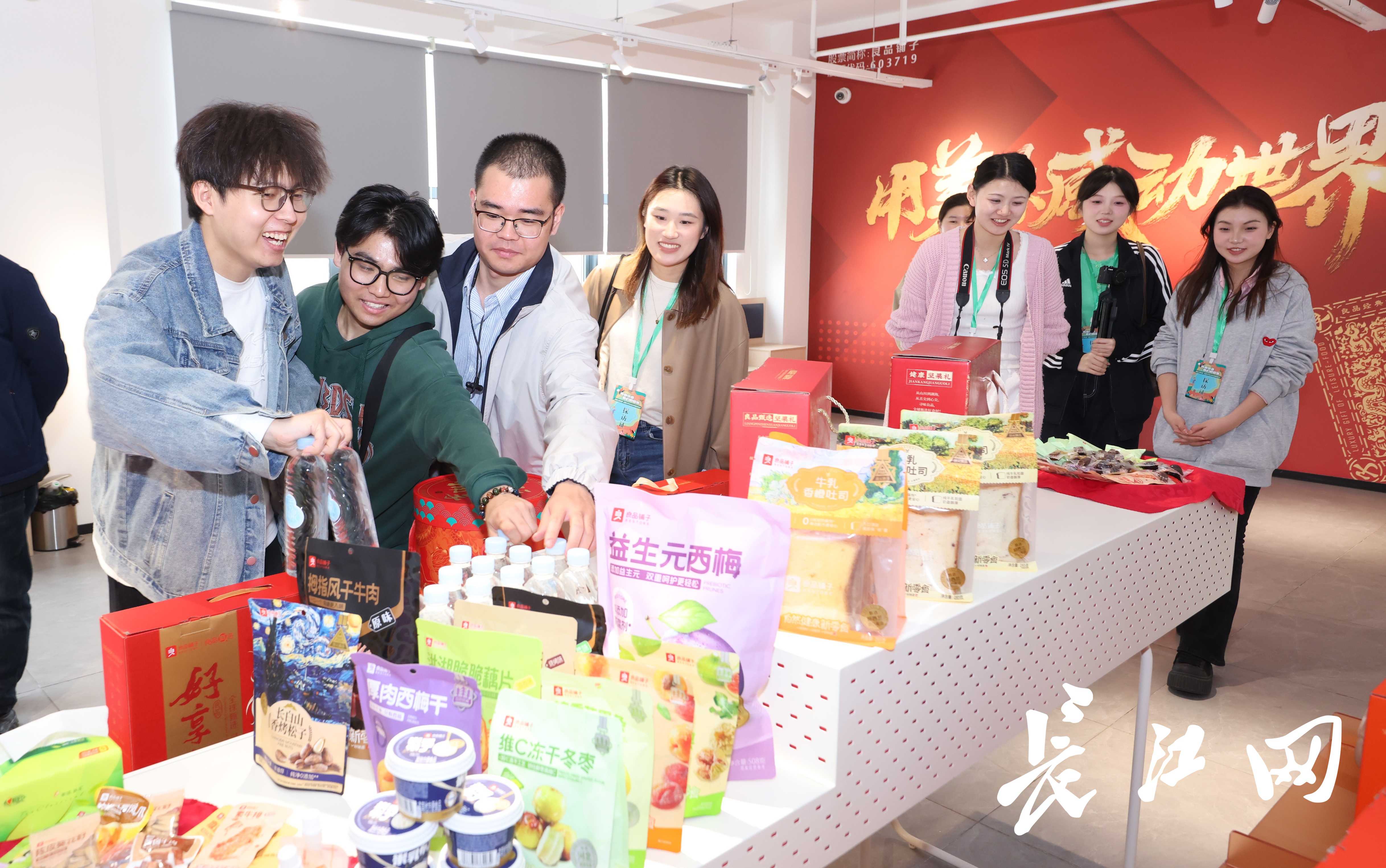 日均發(fā)貨20萬單背后的智慧與甜蜜——全國大學(xué)生社會實(shí)踐團(tuán)探訪良品鋪?zhàn)又悄芪锪髋c黃驊冬棗的故事